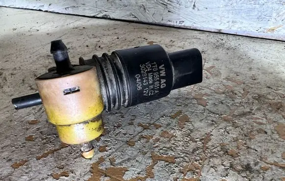 Volkswagen PASSAT B6 Windscreen/windshield washer pump 1T0955651A