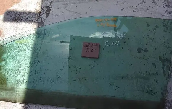 Audi A4 S4 B5 8D Front door window glass four-door 43R001193
