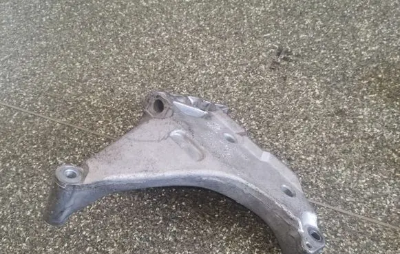Volkswagen PASSAT B6 Engine mounting bracket 03L199207