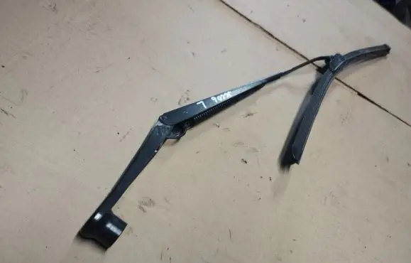 Jeep Grand Cherokee (WK) Front wiper blade arm