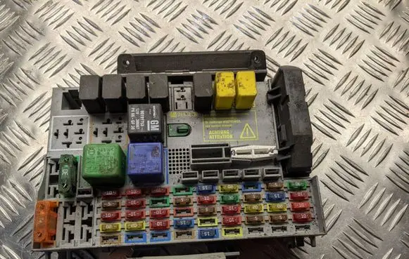 Opel Zafira A Fuse module 24412497
