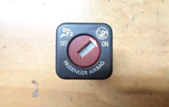 Peugeot 2008 I Passenger airbag on/off switch 95835T02