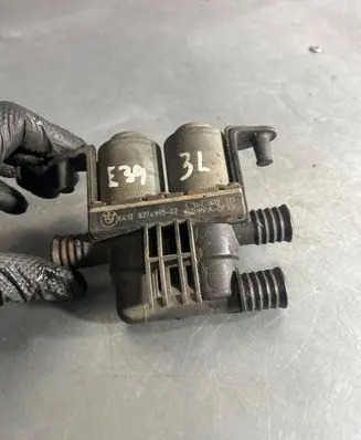 BMW 5 E39 Coolant heater control valve 8374995
