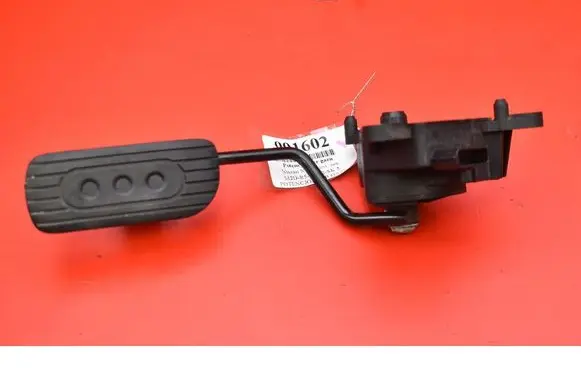 Accelerator throttle pedal