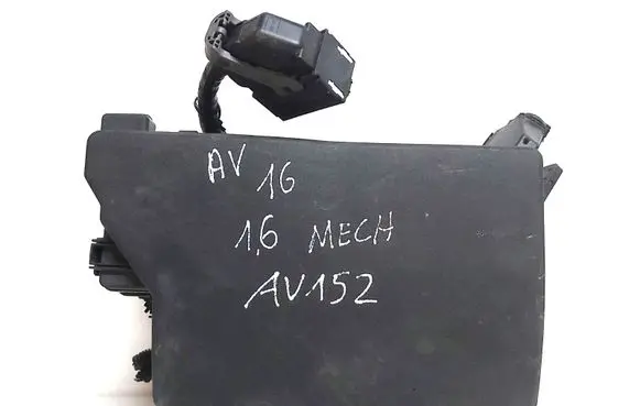 Toyota Avensis T270 Fuse box set 8211505A30