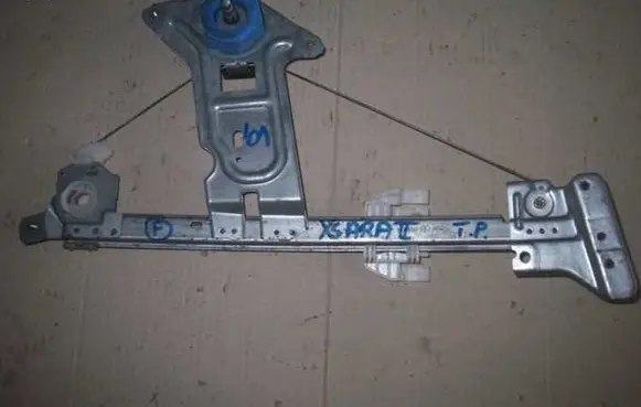 Rear door manual window regulator