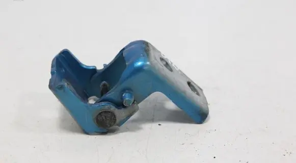 Peugeot 208 I Front door upper hinge 024X3