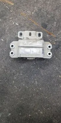 Volkswagen Caddy Engine mount bracket
