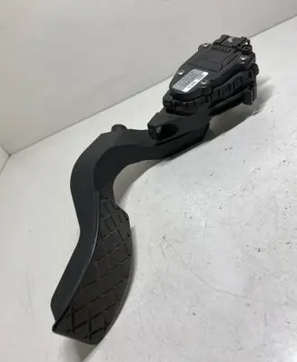 Accelerator throttle pedal