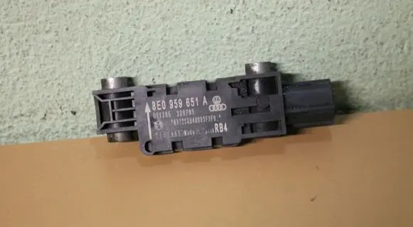 Audi A3 S3 8P Airbag deployment crash/impact sensor 8E0959651A