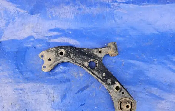 Toyota Prius (XW50) Front lower control arm/wishbone