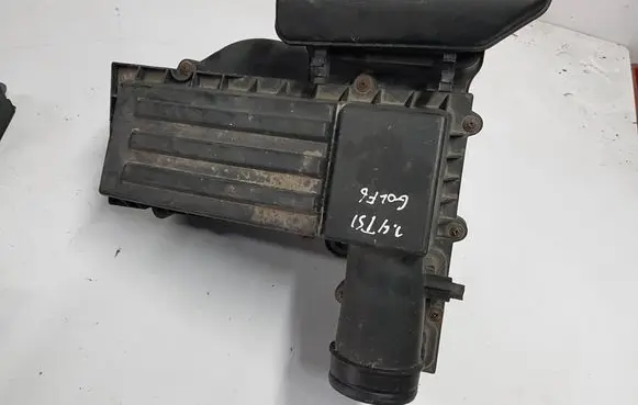 Volkswagen Golf VI Air filter box 