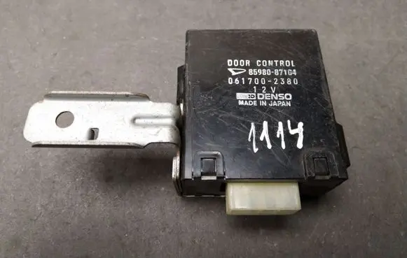 Nissan Primera Door control unit/module 8598087104