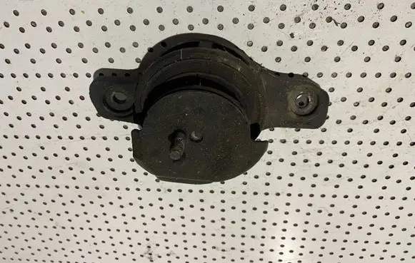 Subaru Outback Engine mount bracket