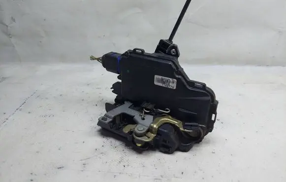 Volkswagen Polo Front door lock 3B1837015AM