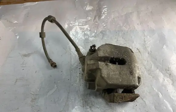BMW 5 E39 Front brake caliper 6022296
