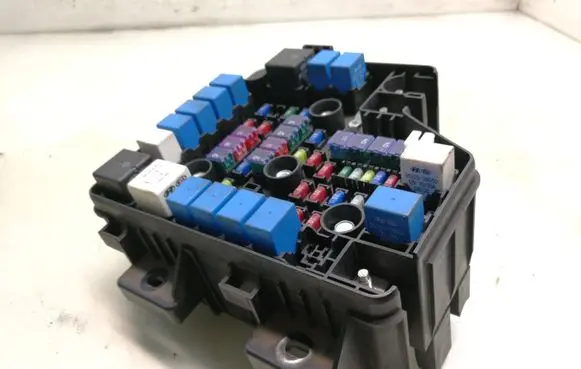 Hyundai Santa Fe Fuse module 919502B100