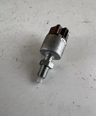 Toyota RAV 4 (XA20) Brake pedal sensor switch