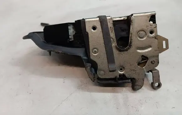 BMW 5 E39 Front door lock 8305