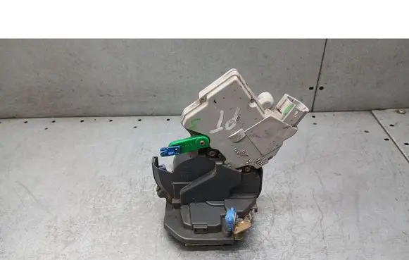 Nissan X-Trail T30 Rear door lock 825528H710