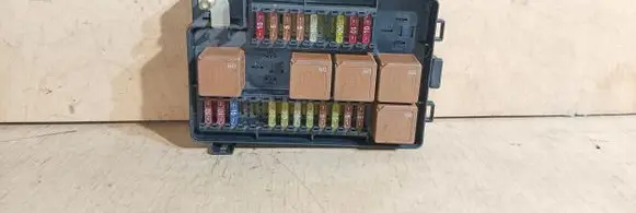 Jaguar XJ X308 Fuse module LNE2822AA 2822AA