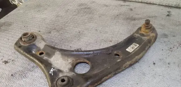Nissan Note (E12) Front lower control arm/wishbone