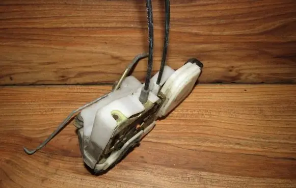 Mitsubishi Eclipse Front door lock