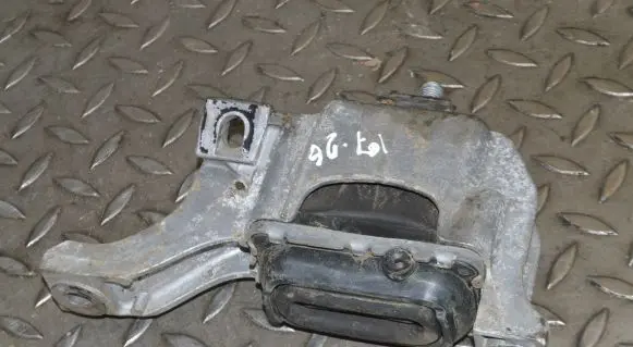 Mini One - Cooper Coupe R56 Engine mount bracket 6779805