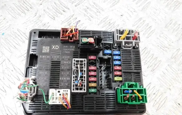 Nissan Micra K14 Fuse module 284B75RF0A 733520359E 170808