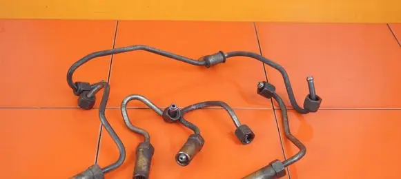 Nissan Navara D40 Fuel injector supply line/pipe YD25