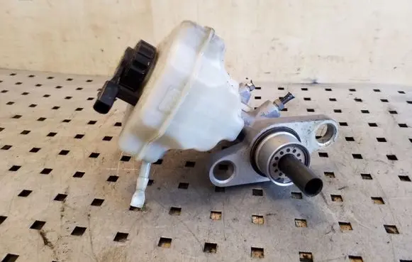 Audi Q7 4L Master brake cylinder 03350887631