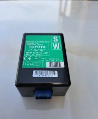 Toyota Avensis T270 Door control unit/module 8974005030 61B381000