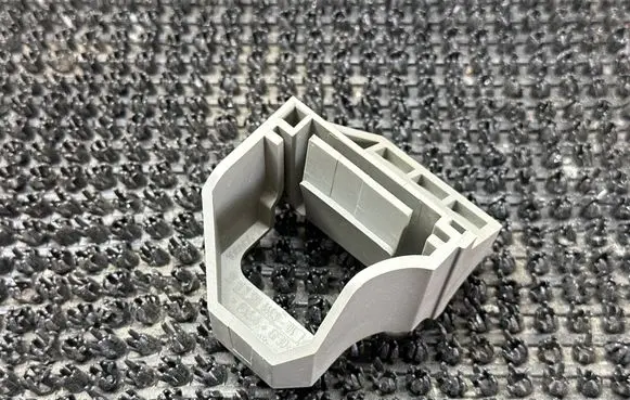 BMW 1 E81 E87 Radiator mount bracket 7526444