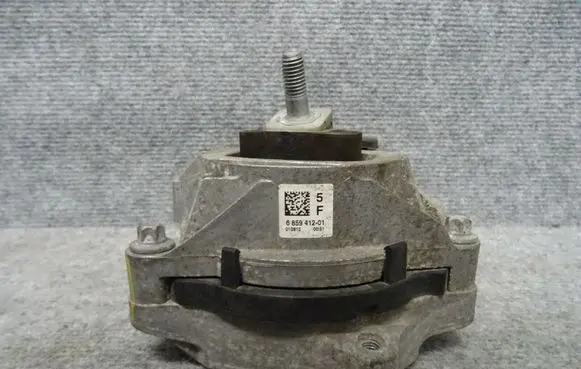 BMW 4 F32 F33 Engine mount bracket 6859412