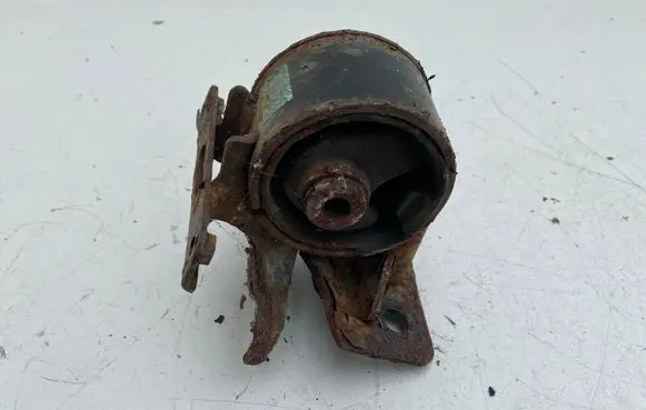 Toyota Avensis T220 Engine mount bracket