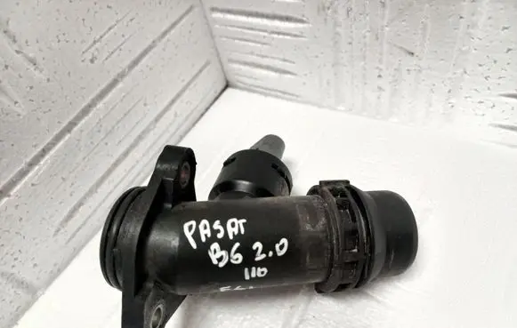 Volkswagen PASSAT B6 Engine coolant pipe/hose 06F121131C
