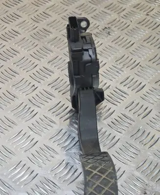Accelerator throttle pedal