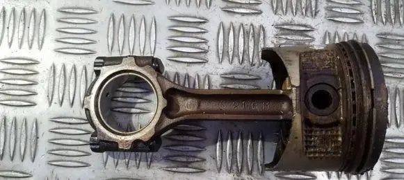 Toyota Carina A60 Piston with connecting rod 219M