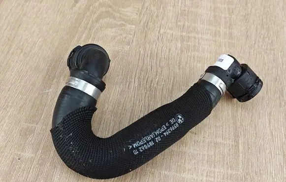 Coolant pipe/hose