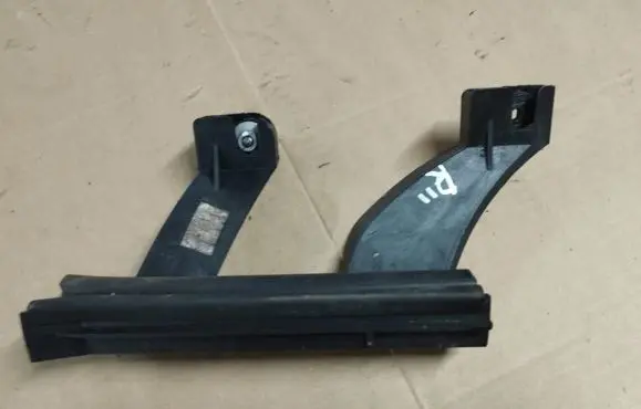 Peugeot 308 Rear door windshield rail 9802146880