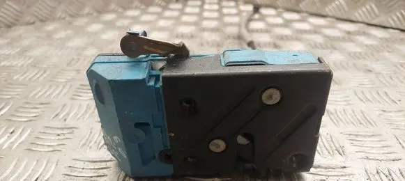 Volvo V70 Front door lock 