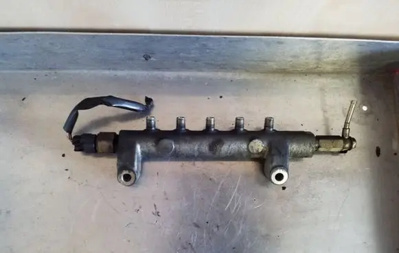 Nissan X-Trail T30 Fuel main line pipe DENSO6100