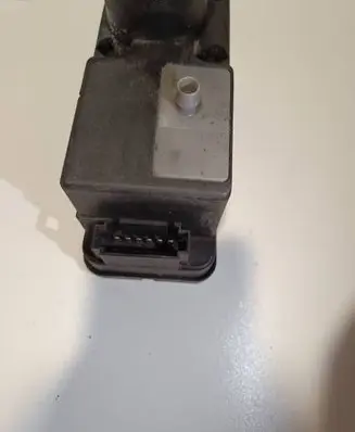 Volkswagen PASSAT B4 Central locking vacuum pump 1H0962257E