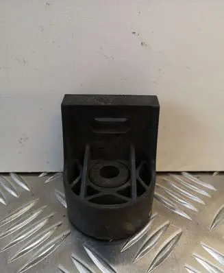 Radiator mount bracket