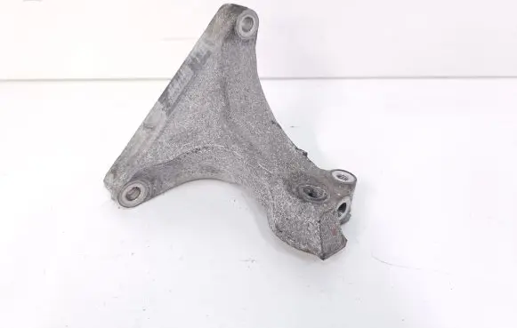 Subaru Outback (BS) Engine mounting bracket