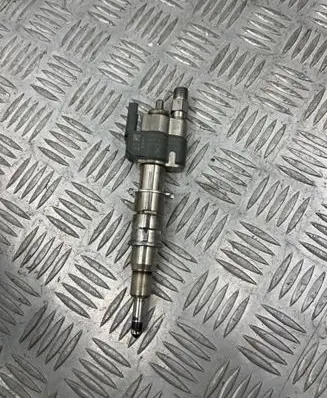 BMW 1 E81 E87 Fuel injector 7589048 10181010