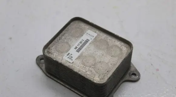 Volkswagen PASSAT B8 Engine oil radiator 04E117021C