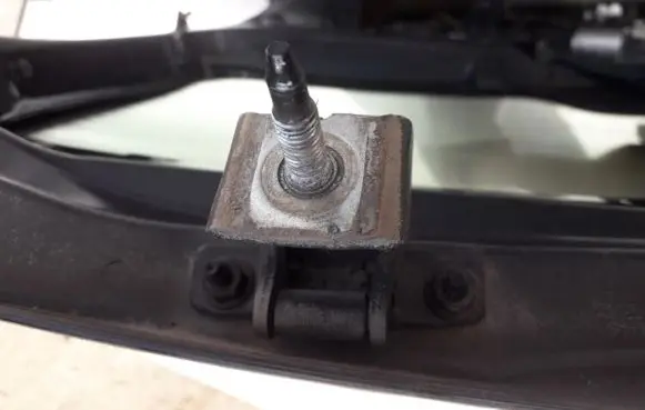 Peugeot 206 Tailgate/trunk/boot hinge