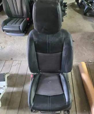 Nissan Leaf II (ZE1) Front driver seat