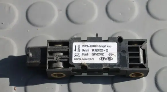 Hyundai Tucson JM Airbag deployment crash/impact sensor 2E000